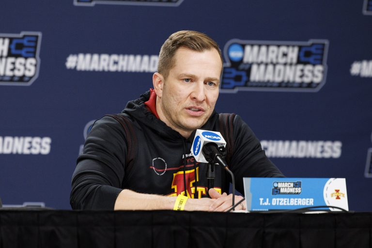 CFTV: Otz upon arrival in Chicago for the Sweet 16