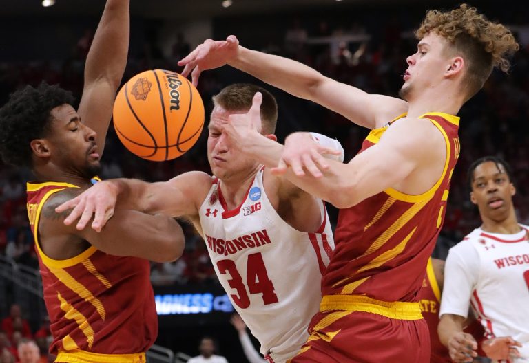 Stingy defense carries Iowa State into Sweet 16