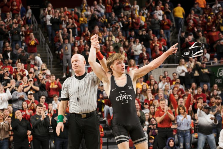 No. 3 Iowa State closes out the final home dual of the season with 21-12 win over Illinois